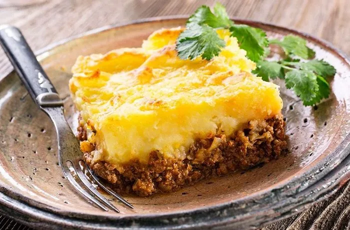 Pastel de papas tradicional chileno gratinado con queso y pino de carne