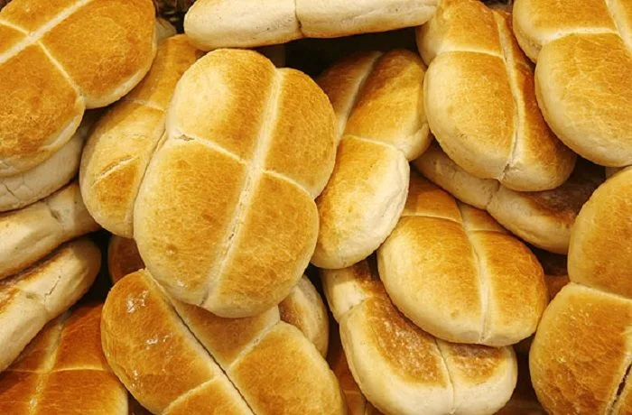 Pan marraqueta chileno. Pan usado desmenuzado como base para el budín.