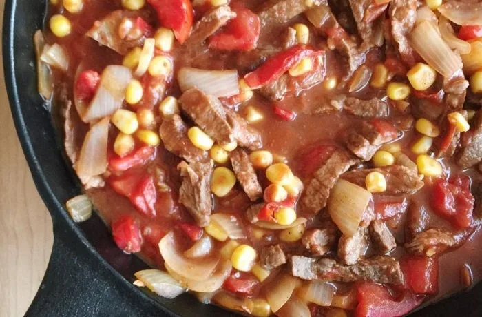 Tomaticán chileno Tomaticán chileno servido en un plato hondo con carne, tomate y choclo, ideal para el verano.
