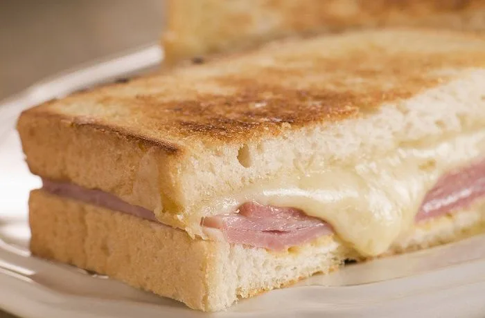 Sándwich Barros Jarpa chileno con queso mantecoso derretido y jamón cocido en pan tostado.