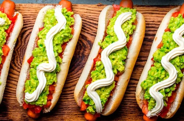 Completo italiano chileno con sus capas tradicionales de tomate picado, palta molida y abundante mayonesa casera.