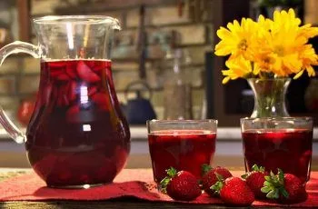 Receta de borgoña de frutillas chileno: Cóctel auténtico y tradicional en 2 pasos Receta de borgoña de frutillas chileno: Cóctel auténtico y tradicional en 2 pasos