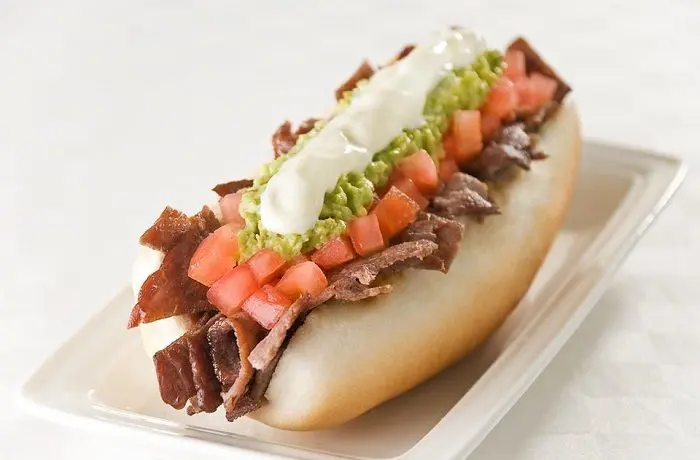 As italiano casero, sándwich chileno con churrasco picado, tomate, palta y mayonesa en pan copihue.