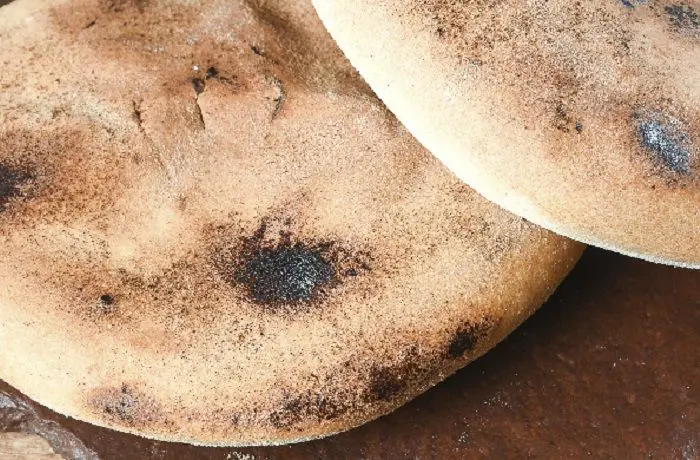 Tortilla de rescoldo chilena, pan tradicional cocido directamente en brasas y cenizas.
