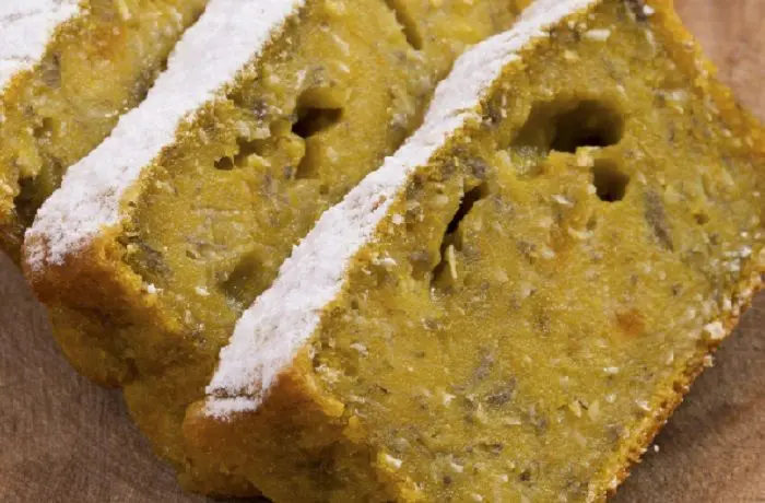 Po'e de plátano pascuense denso y húmedo, cortado en cuadrados sobre una mesa rústica.