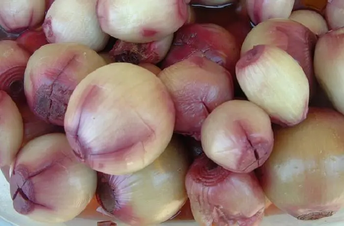 Cebollas en escabeche Cebollas perla en escabeche a la chilena, marinadas en vinagre de vino tinto con ají verde y hojas de laurel.