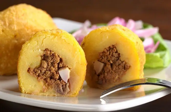 Papas rellenas con carne Papas rellenas chilenas fritas, plato casero con pino de carne y huevo duro
