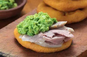 Recetas de sándwiches típicos de Chile 26 Receta de pernil de chancho con palta en sopaipillas