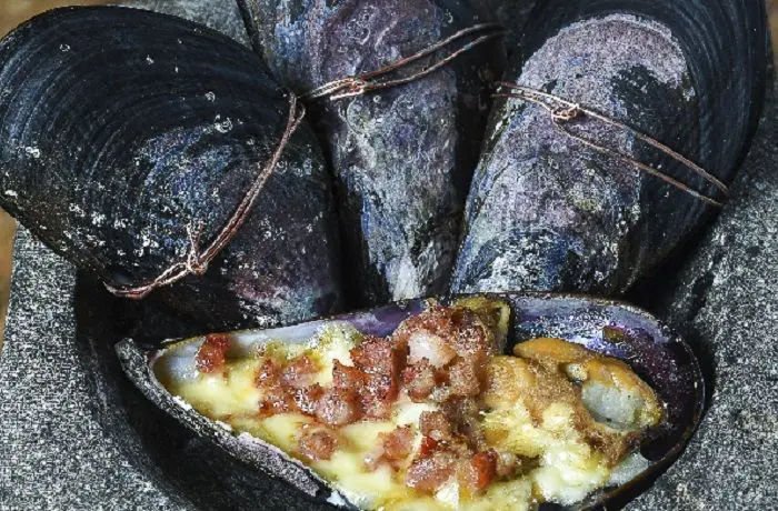 Choritos al alicate Choritos chilenos sellados con alambre y alicate, listos para ser servidos tras su cocción.