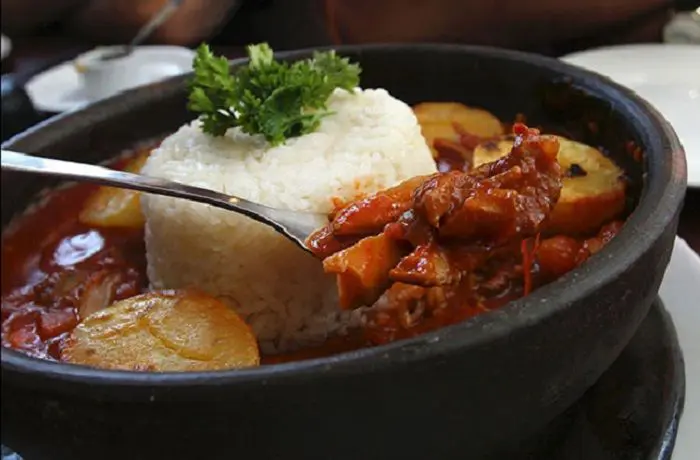 Picante de lapas Picante de lapas a la chilena, servido en plato con arroz blanco graneado.