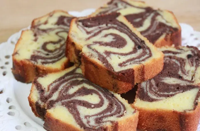 Queque mármol (bizcocho marmoleado) rebanado con vetas de chocolate y vainilla. Postre esponjoso para la hora del té.
