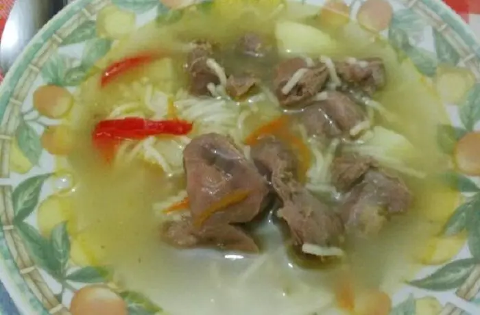 Sopa chilena de contre o mollejas de pollo con verduras y fideos, servida en un bol.
