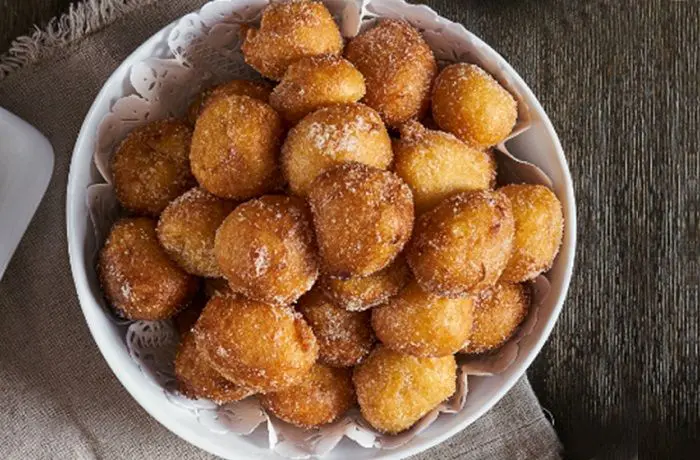Suspiros de monja chilenos (buñuelos de viento) rebozados en azúcar, dulces de la repostería colonial.