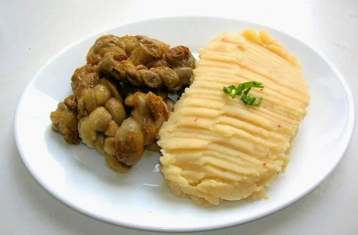 Chunchules de vacuno fritos, rebozados con harina tostada criolla, plato chileno.
