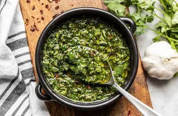 Receta de salsa chimichurri casera: Perfecta para asados y anticuchos