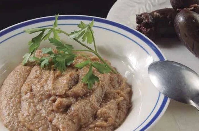 Receta de guañaca o huañaca chilena Guañaca chilena (huañaca) servida en un plato hondo, mezcla de harina tostada y caldo de prietas, decorada con perejil.