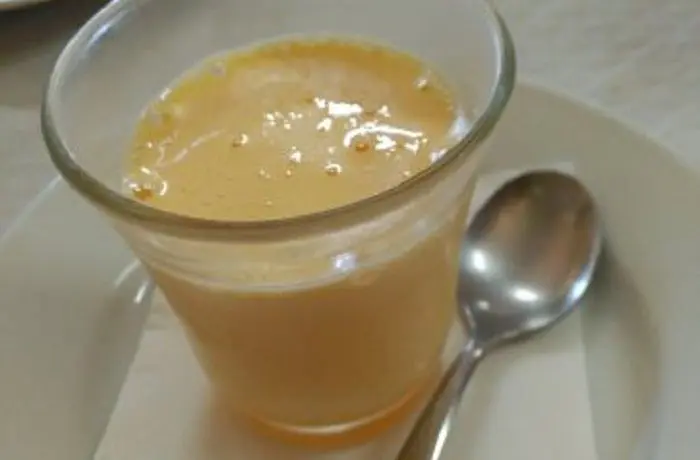 Crema espesa de yemas y almíbar de color dorado vibrante, cocinada hasta alcanzar la densidad perfecta.