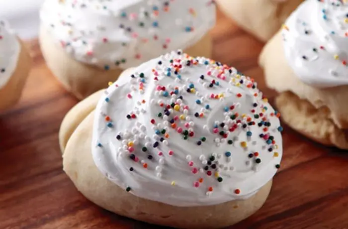 Pajaritos dulces chilenos, cubiertos con merengue blanco y mostacillas de colores, listos para servir.