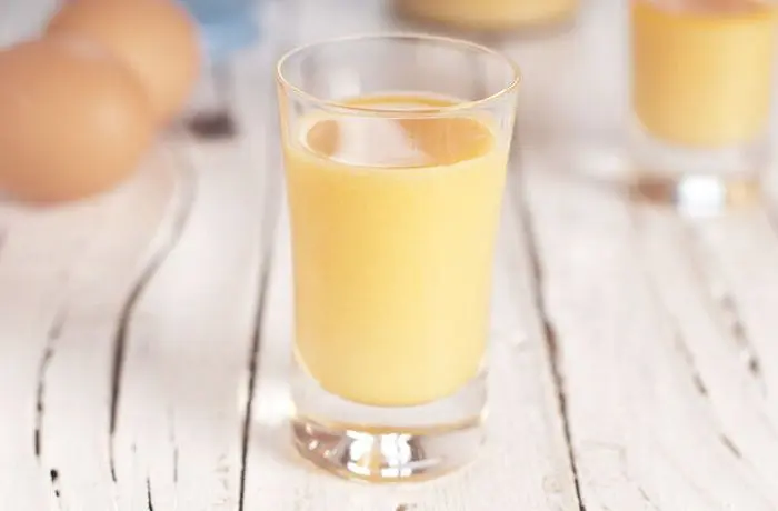 Ron pon chileno Ron pon chileno: bebida espesa de color vainilla con especias, servida fría en vaso pequeño.