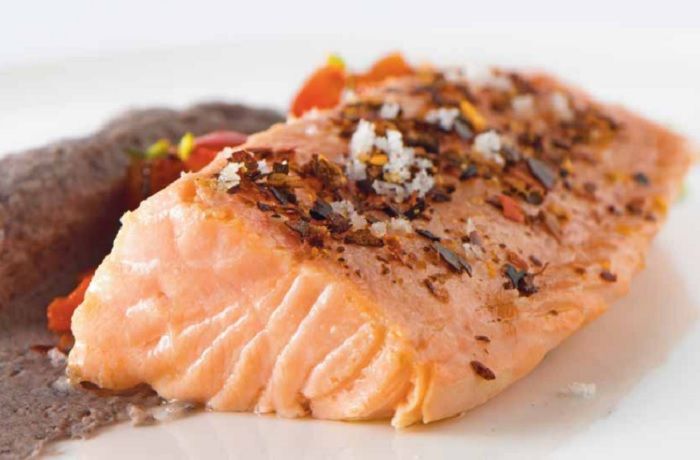 Salmón confitado al merkén Receta de salmón confitado al merkén
