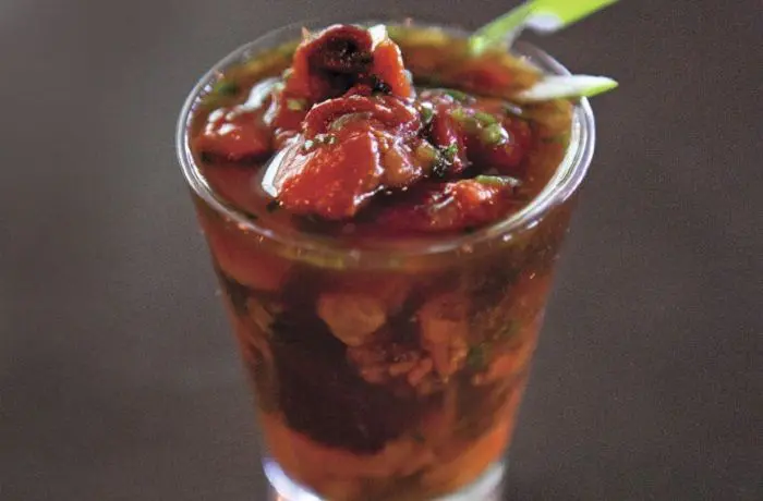 Receta de shot de piures chilenos: Un afrodísiaco natural del Pacífico 1 Vasos de shot con un ceviche de piures, cebollín y ají, sobre una cama de hielo, listos para servir