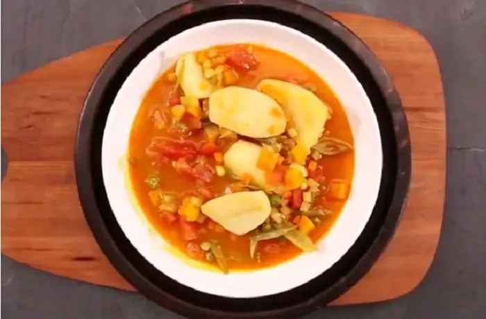 Locro falso Plato de locro falso chileno caliente con papas, zapallo y choclo en plato hondo de greda.