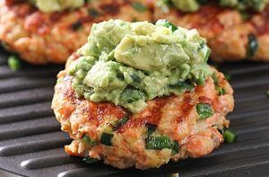 Receta de hamburguesa de salmón con salsa de palta chilena