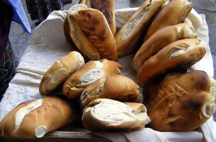 Pan minero de Lota, amasado chileno con corteza dorada y crujiente, servido en canasta.