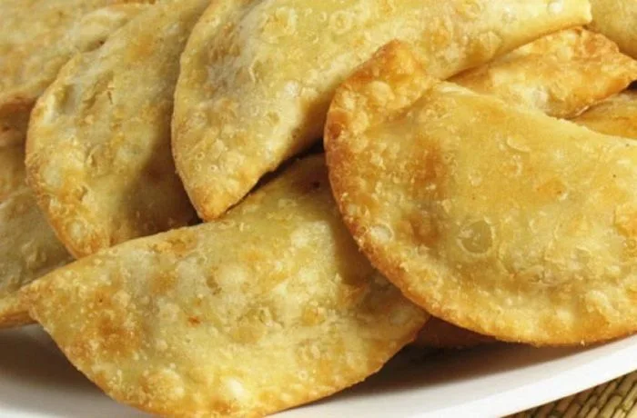 Empanadas fritas de chapes chilenos Empanadas chilenas fritas de chapes (lapas), servidas calientes.