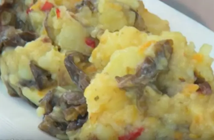 Papas con luche: Puré rústico de papas cocidas con alga luche (Pyropia columbina) y sofrito de verduras.