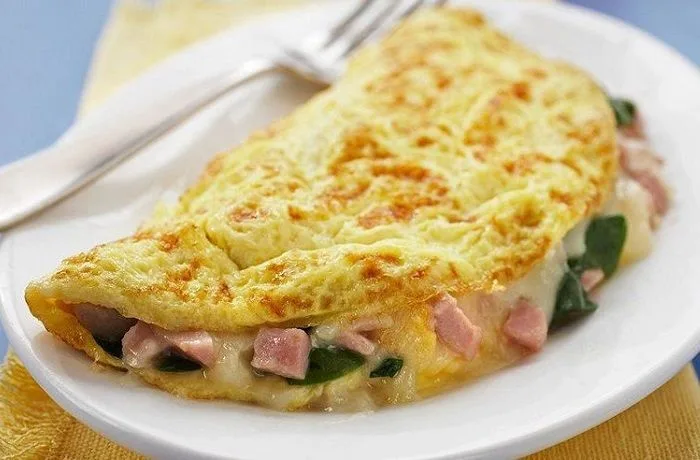 Omelette Omelette de huevos casero esponjoso, rápido desayuno o cena con rellenos personalizables.