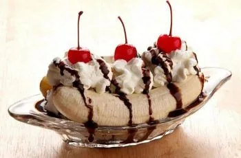 Receta de postre banana split clásico casero con crema y helado