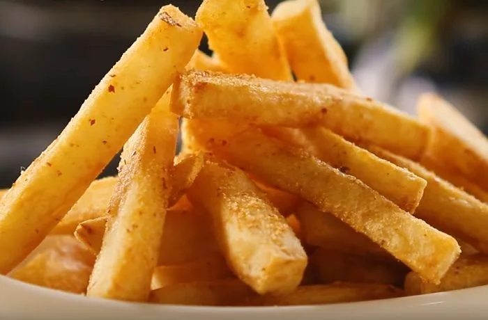 Papas fritas Papas fritas perfectas y crujientes, acompañamiento clásico del Lomo Saltado.