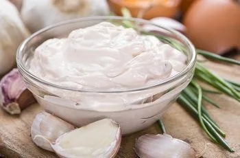 Receta de salsa alioli casera española: Ajo y aceite de oliva Receta de salsa alioli casera española: Ajo y aceite de oliva
