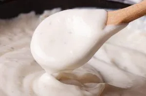 Salsa blanca Una crema blanca, suave y brillante conocida como bechamel, esencial para la cremosidad del plato.