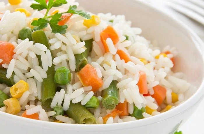 Arroz primavera Arroz primavera, un plato chileno de arroz graneado mezclado con verduras de colores.