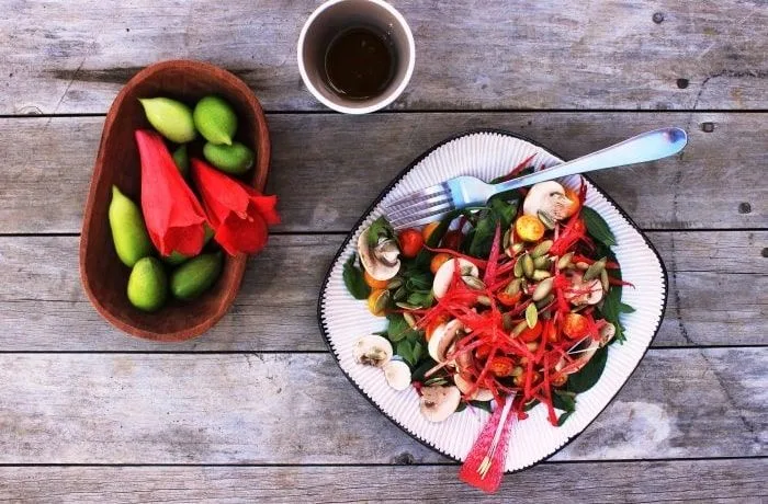 Ensalada de copihues Ensalada fresca de pétalos de copihue rojo con tomates cherry, champiñones y semillas de zapallo.