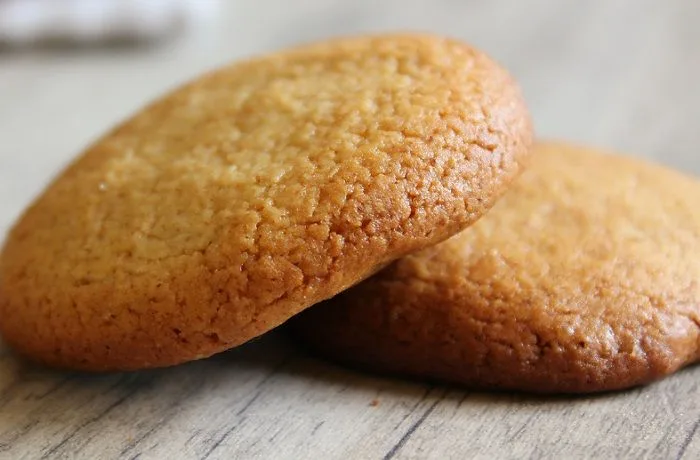 Galletas de miel Galletas de miel caseras, horneadas y doradas, apiladas sobre un plato.