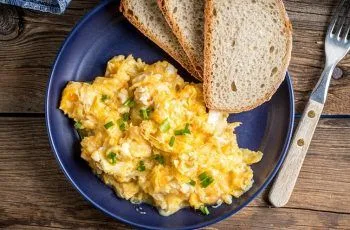 Receta de huevos revueltos con cebolla: Energía natural para comenzar el día Receta de huevos revueltos con cebolla: Energía natural para comenzar el día
