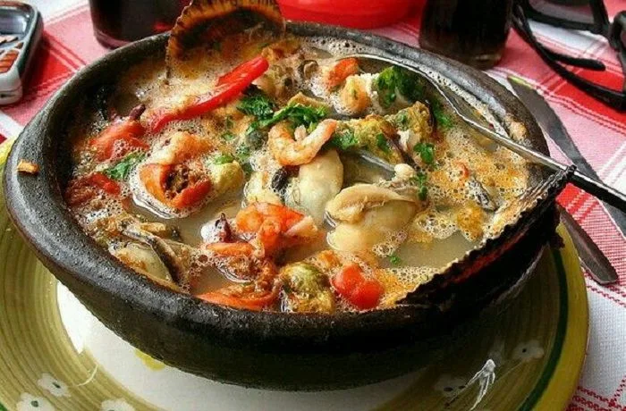 Mariscal caliente chileno tradicional. Caldo reponedor con choritos, almejas y mariscos surtidos.