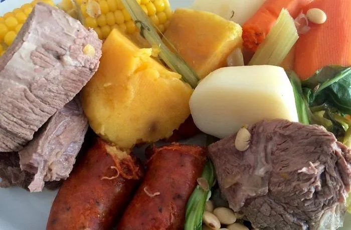 Puchero seco a la chilena Un plato de puchero seco a la chilena servido con trozos de res, costillar de cerdo, choclo, papas y verduras de temporada.