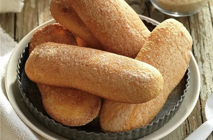 Galletas de champaña en un plato para comenzar el montaje del tiramísu