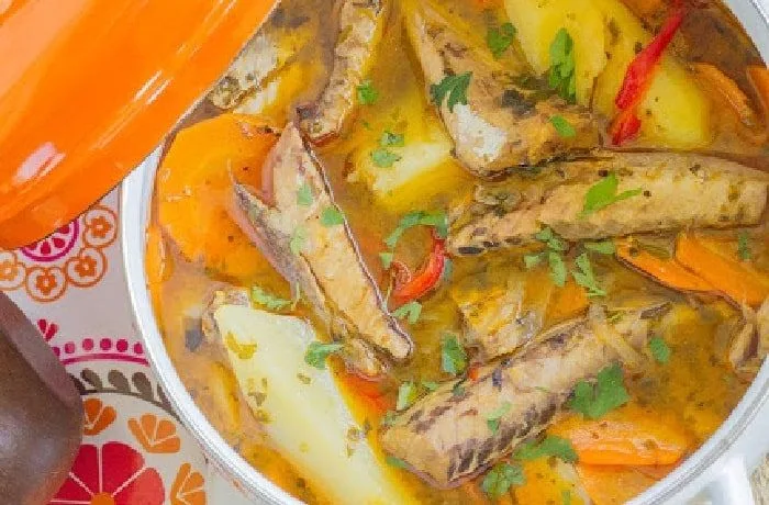 Caldillo de jurel en tarro Caldillo de jurel en tarro chileno servido en plato hondo, con lomos de jurel, papas y perejil picado.