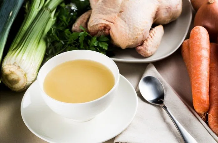 Caldo de pollo Caldo de pollo casero, líquido base para la salsa de Pollo al Coñac.