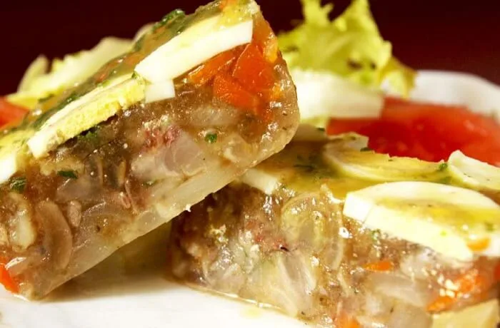 alea de pata de vacuno, plato frío chileno, cortado y servido con rodajas de huevo duro.