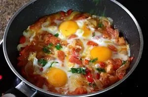 Recetas de aperitivos típicos de Chile 117 Receta de huevos con tomate a la chilena