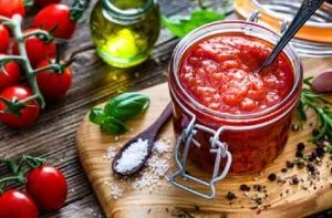 Salsa de tomate Una salsa de tomate roja espesa y vibrante con trozos de tomate natural y hierbas aromáticas.