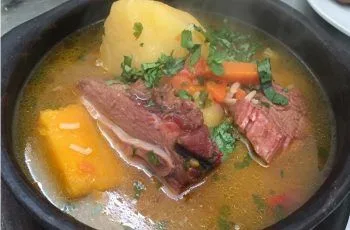 Receta de cazuela de chancho ahumado: Un clásico del sur de Chile Receta de cazuela de chancho ahumado: Un clásico del sur de Chile