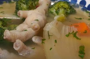 Receta de Caldo de Patas de Pollo