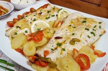 Receta de merluza al horno con papas asadas: Fresca y jugosa